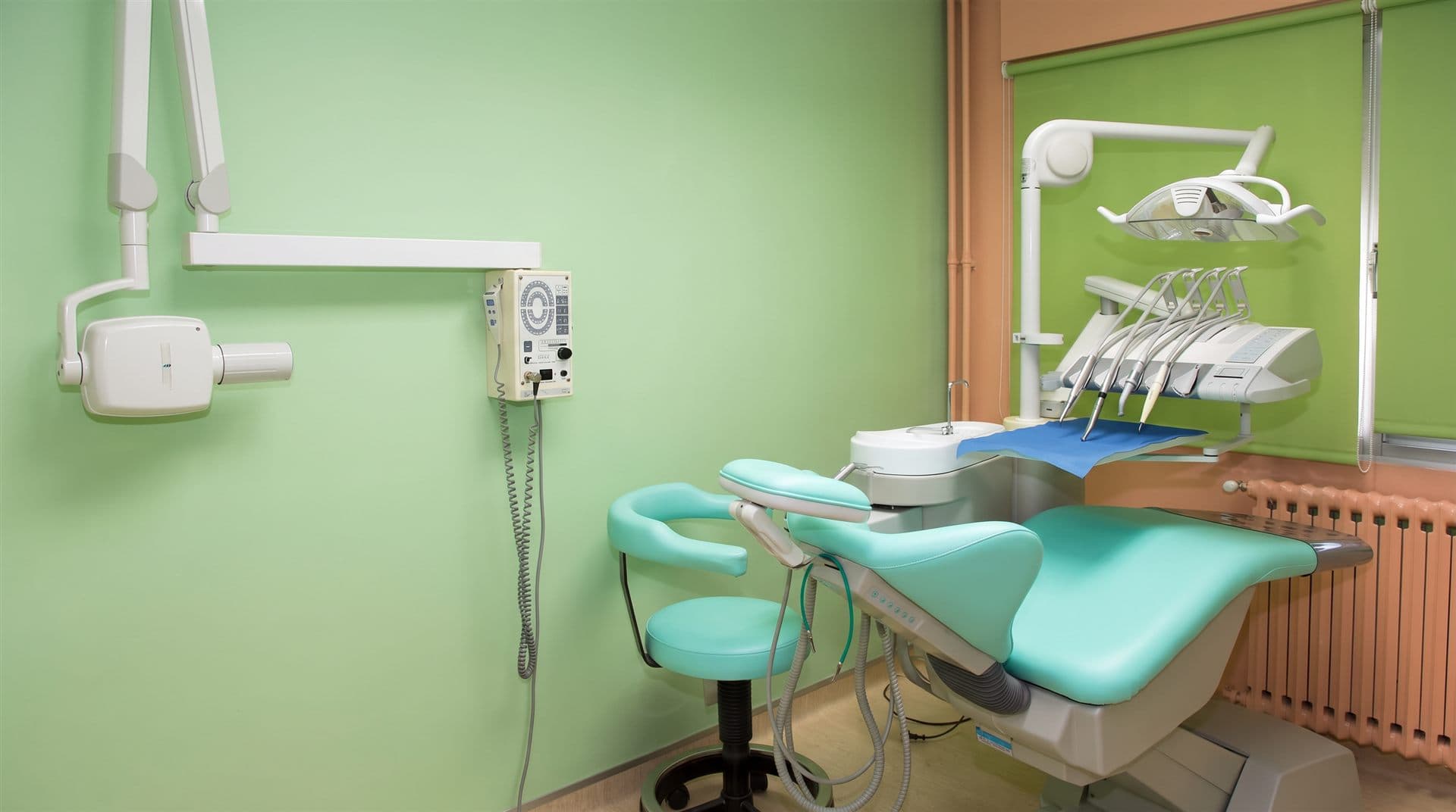 Gabinete dental de Marcos Anache en Chantada preparado para una consulta de blanqueamiento