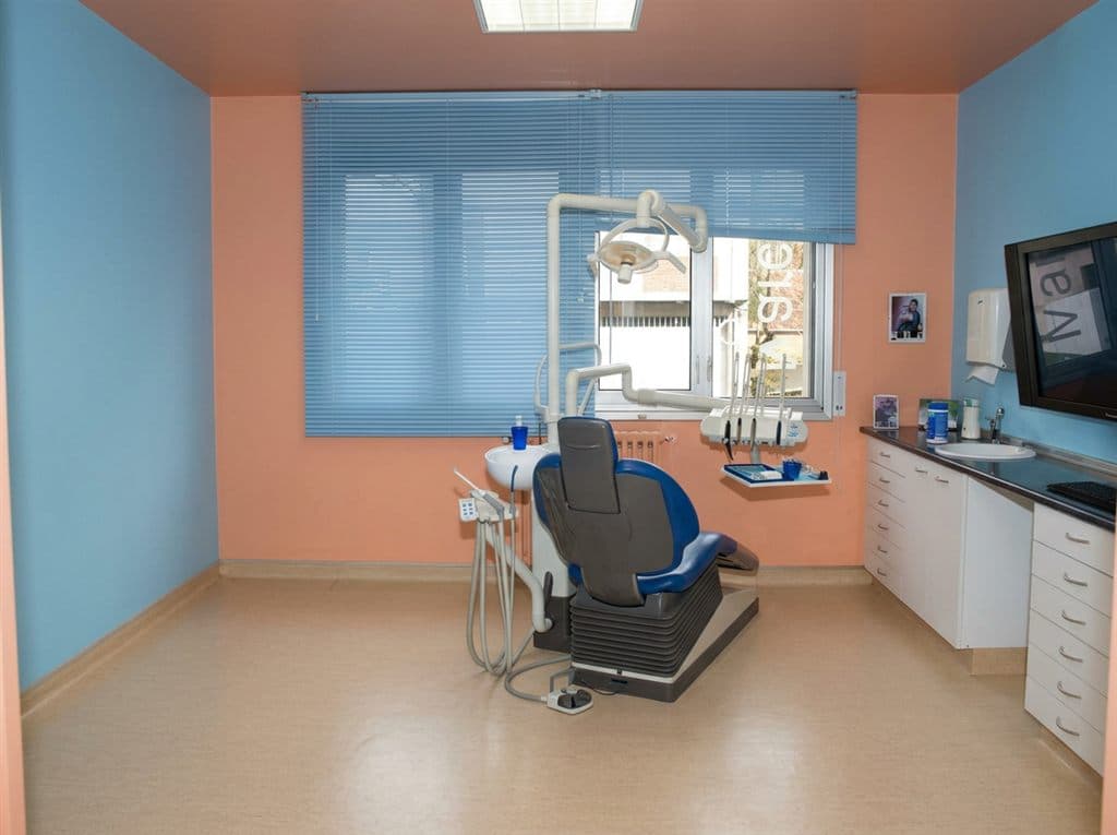 Gabinete de la clínica dental Marcos Anache en Chantada preparado para su cita
