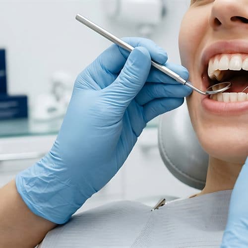 Recepción para pedir cita en la clínica dental Marcos Anache de Chantada
