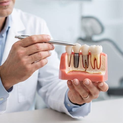 Equipo de dentistas atendiendo a un paciente en la clínica dental de Chantada