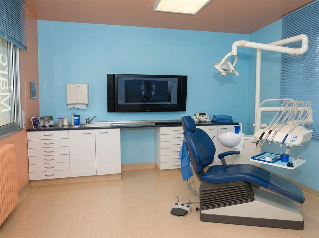 Gabinete de implantología de la clínica dental de Chantada preparado para la primera visita