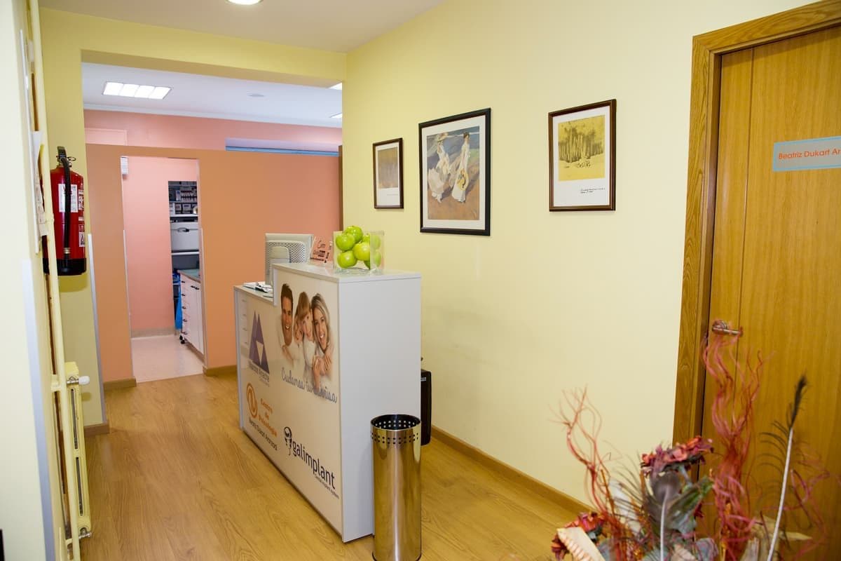 Recepción y pasillo de la clínica dental Marcos Anache en Chantada