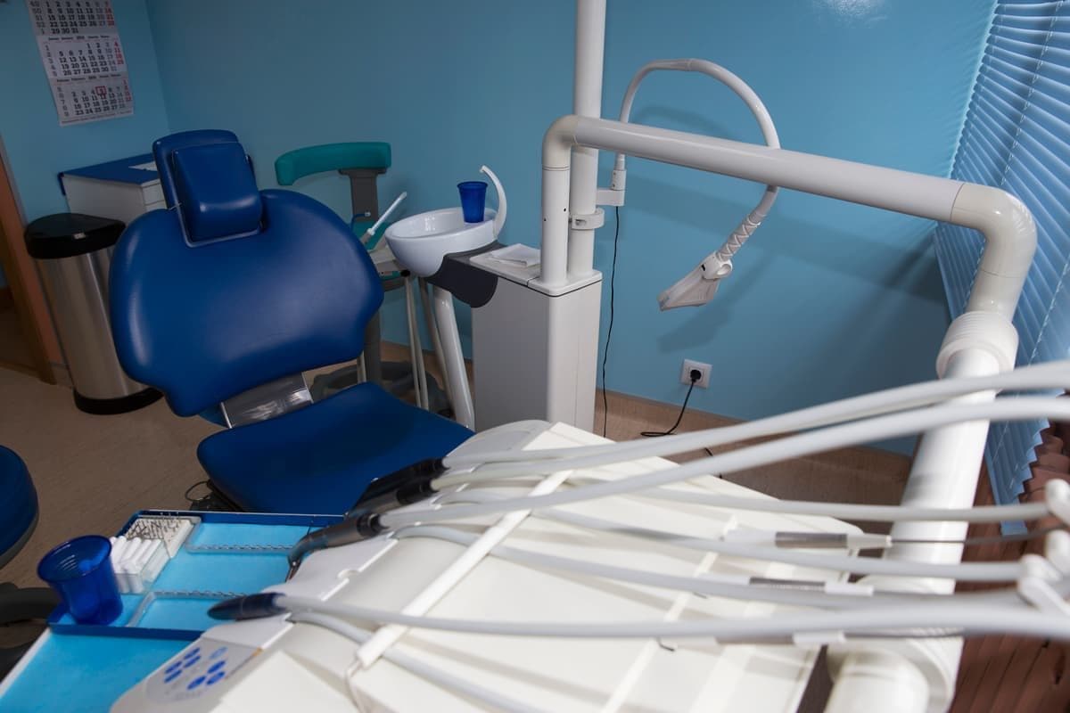 Detalle del equipo del sillón dental en la clínica de Chantada
