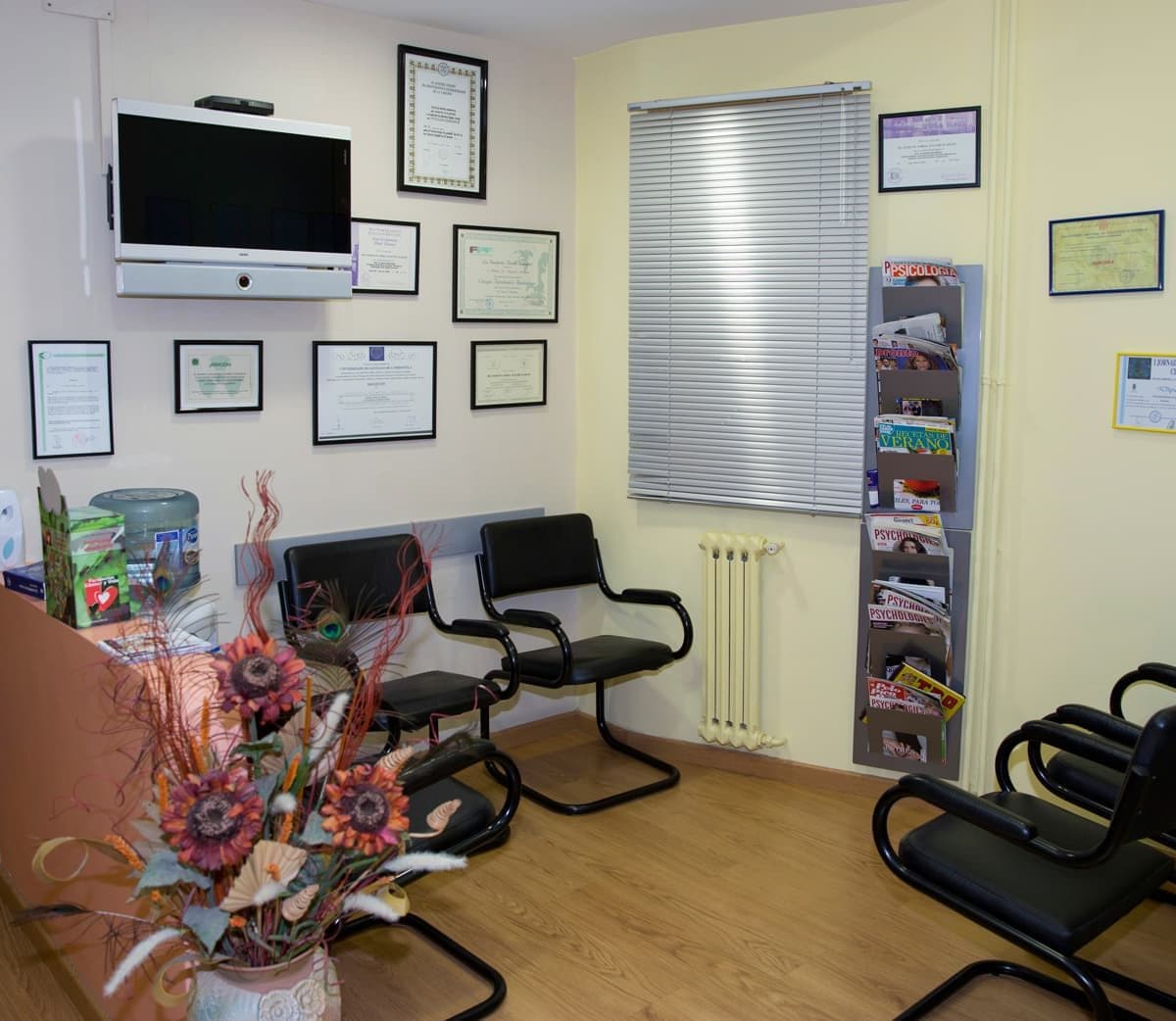 Sala de espera de la clínica dental Marcos Anache en Chantada