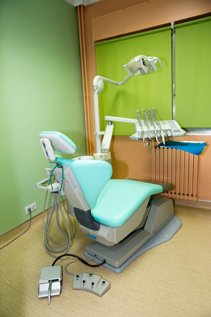Sillón dental y lámpara de gabinete en Marcos Anache Chantada