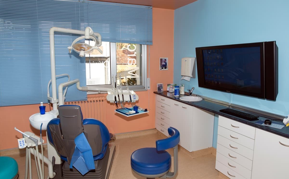 Gabinete dental con sillón azul y pantalla en la clínica de Chantada