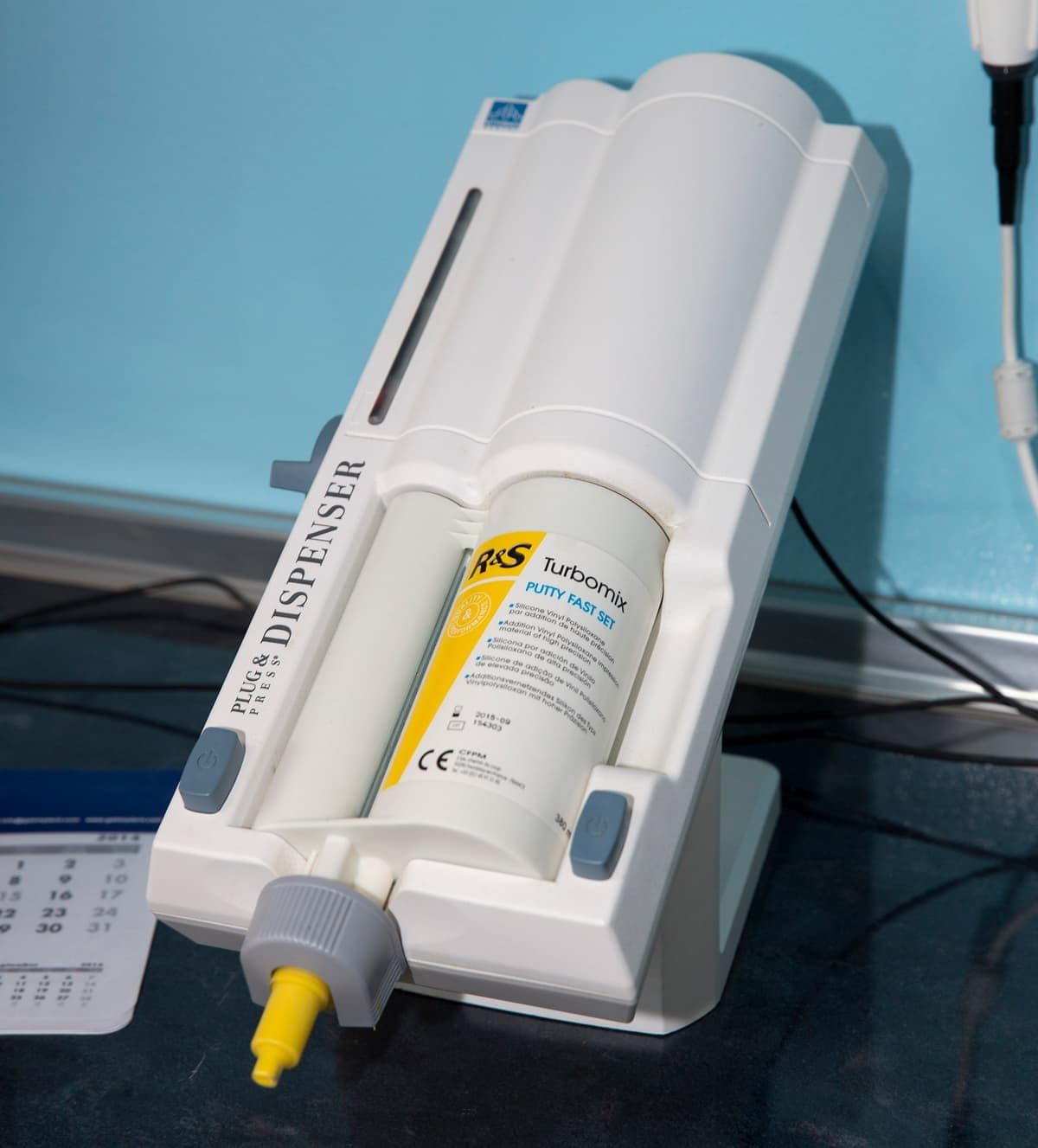 Dispensador de material de impresión dental en la clínica de Chantada