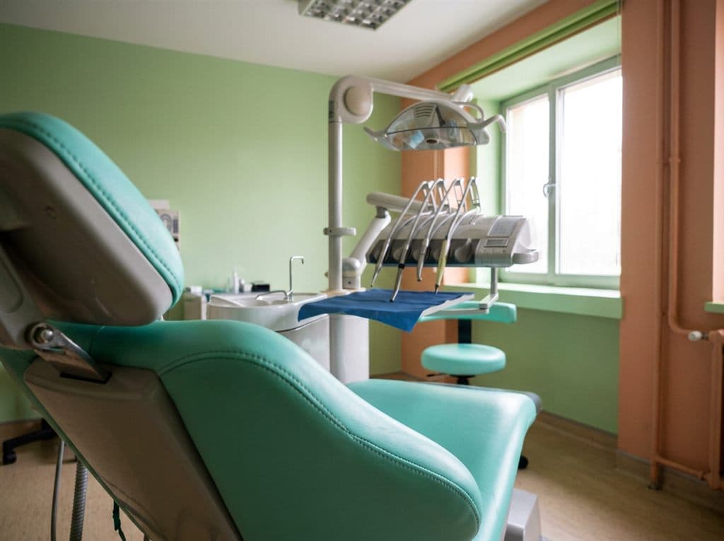 Sala de tratamiento de la clínica dental de Chantada donde se revisa la ortodoncia invisible