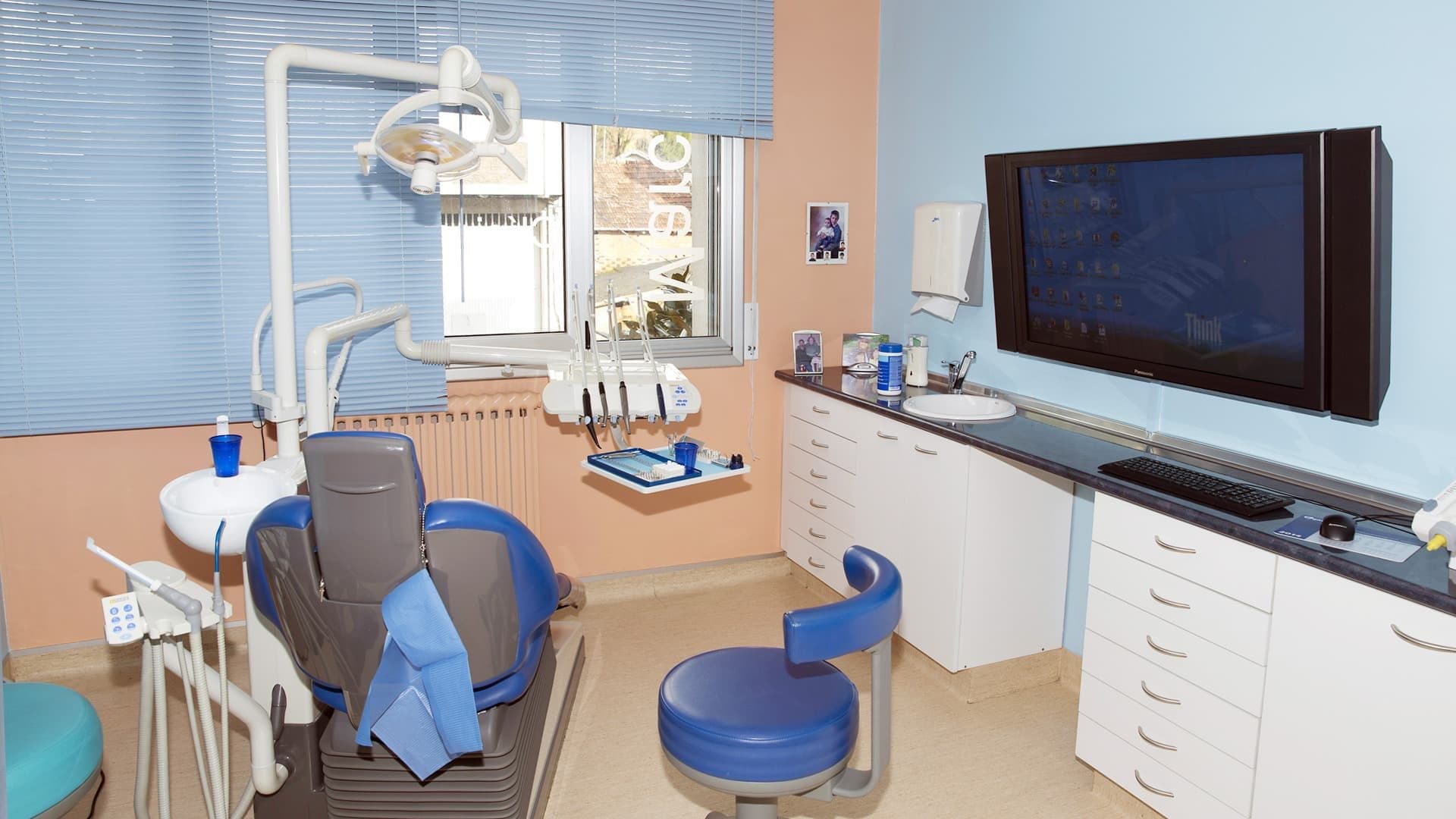 Sala de tratamiento de la clínica dental Marcos Anache preparada para la primera valoración